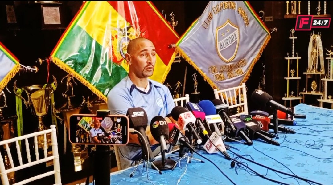 ErickssonLL's tweet photo. Jaime Cornejo dejó solo en la mesa de conferencias a Sergio Orteman en su presentación como nuevo entrenador del club. Para mi, una falta de respeto al técnico. https://t.co/hK9bUeoT2s