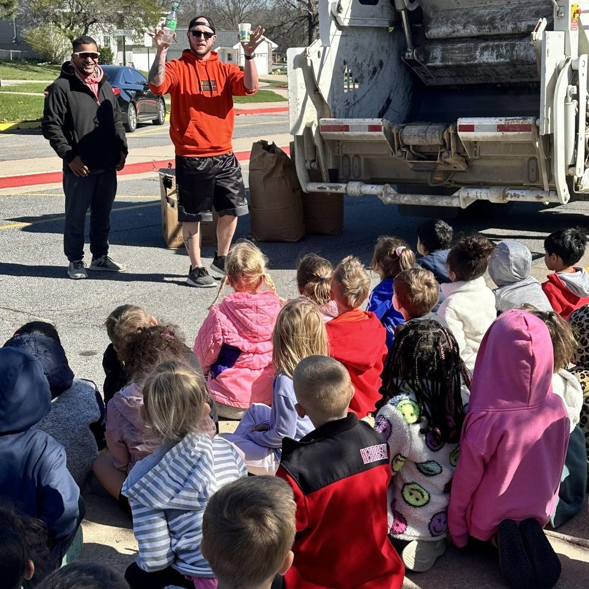 HuskerRefuse's tweet photo. Another warm thank you to @LPSorg for welcoming us out to Hill Elementary to talk with the kindergarten class.

We appreciate the opportunity to share with our community what we do - the kiddos ALWAYS have great questions to ask!

We look forward to the next time 📷 https://t.co/KAzHMge8Wy