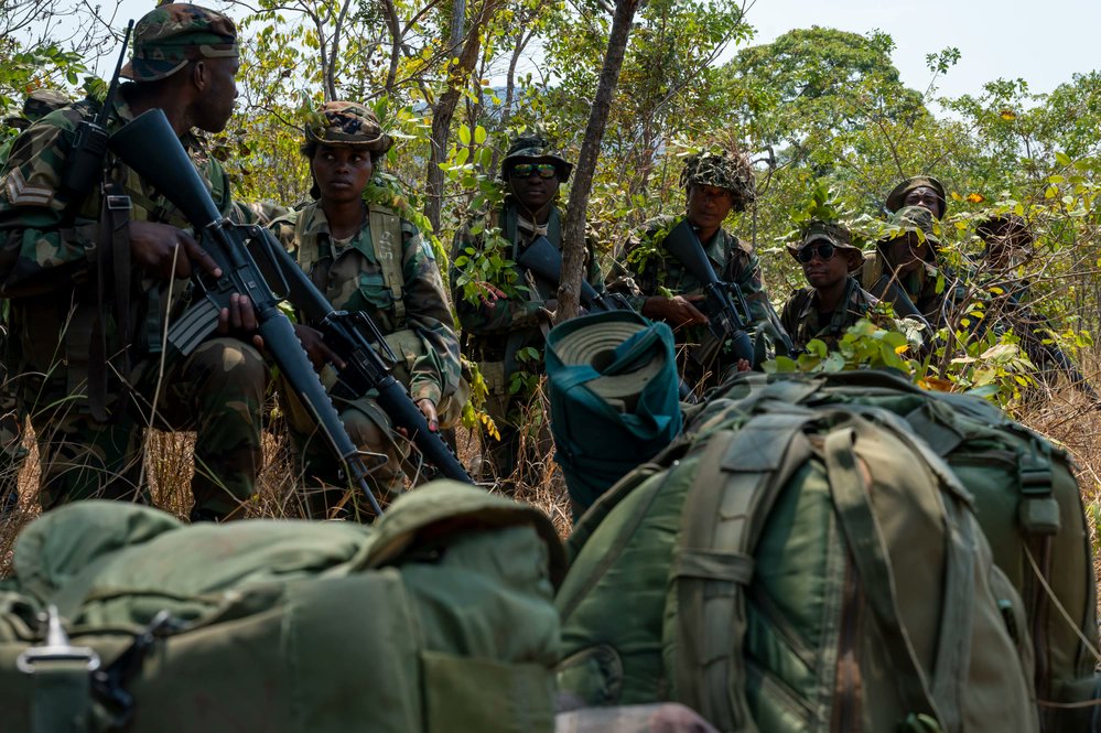 Members of the Malawian Defence Force prepare to raid an enemy compound during the final exercise of a Joint Combined Exchange Training in Malawi. 

#AfricanPartners exchanging tactical knowledge with #SOFinAfrica benefits the capability & capacity of both partner nations.