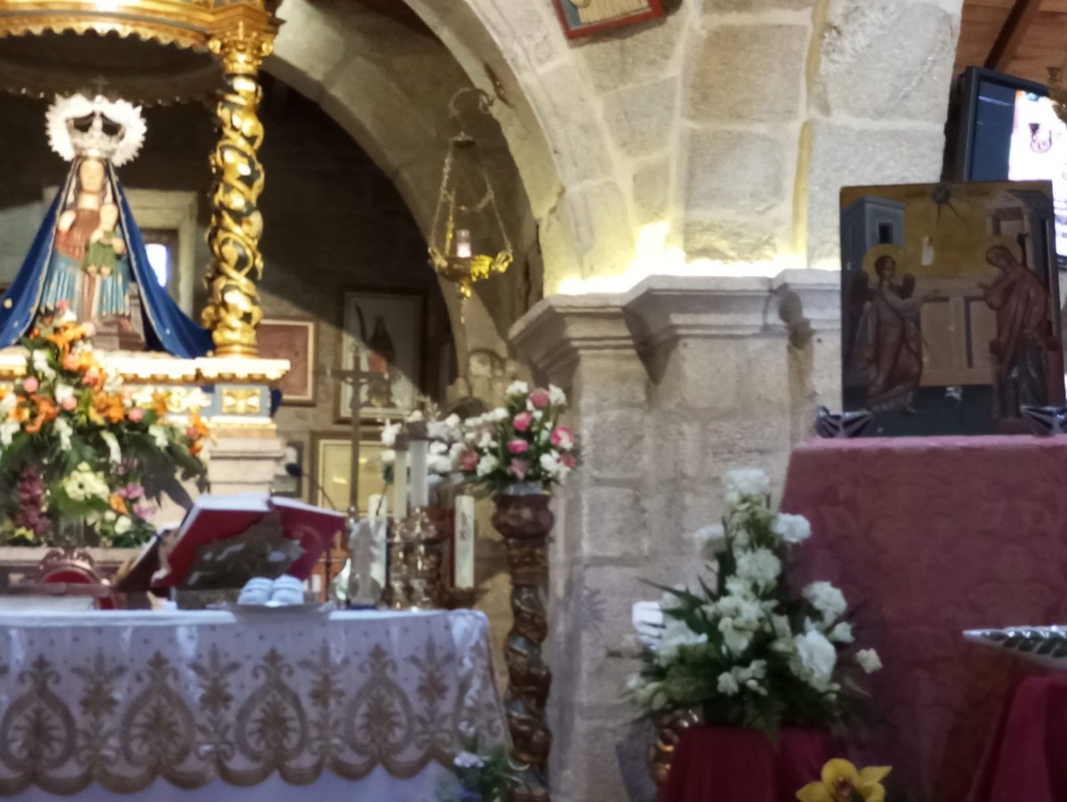 📷 Ayer el grupo de jóvenes del monasterio de Santa María da Franqueira, en @dtuivigo, se unió en oración por la #Iglesiaquesufre y veneró el icono de la Anunciación, rescatado de Homs 👏 Gracias a todos por vuestra oración por los #cristianosperseguidos 🙏