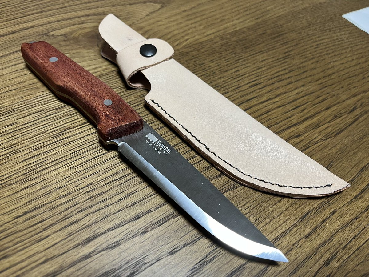 Septemb06874649's tweet photo. 3,900円というフルタングナイフを見つけたので、���ィッシング用として新調しました。
付属品のシースは牛革と書いてあったのに合皮丸出し😅
本革で自作しました！なかなか良い感じ😊 https://t.co/tUYmuiBCJQ