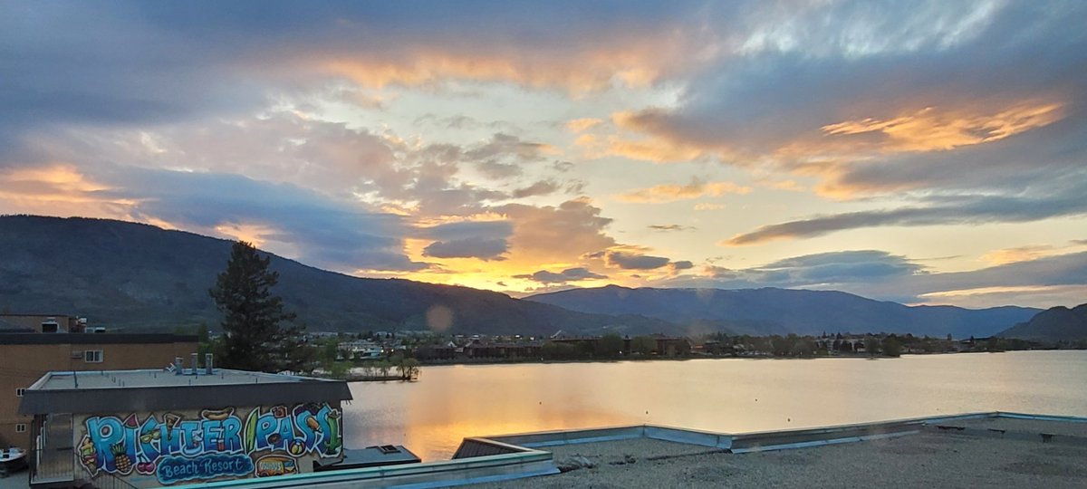 jfrankcom391's tweet photo. Well, it ain't thee Riviera ..... #WinnipegRiviera but it sure will do for April! @osoyoosbc https://t.co/uPvyhOYUIi