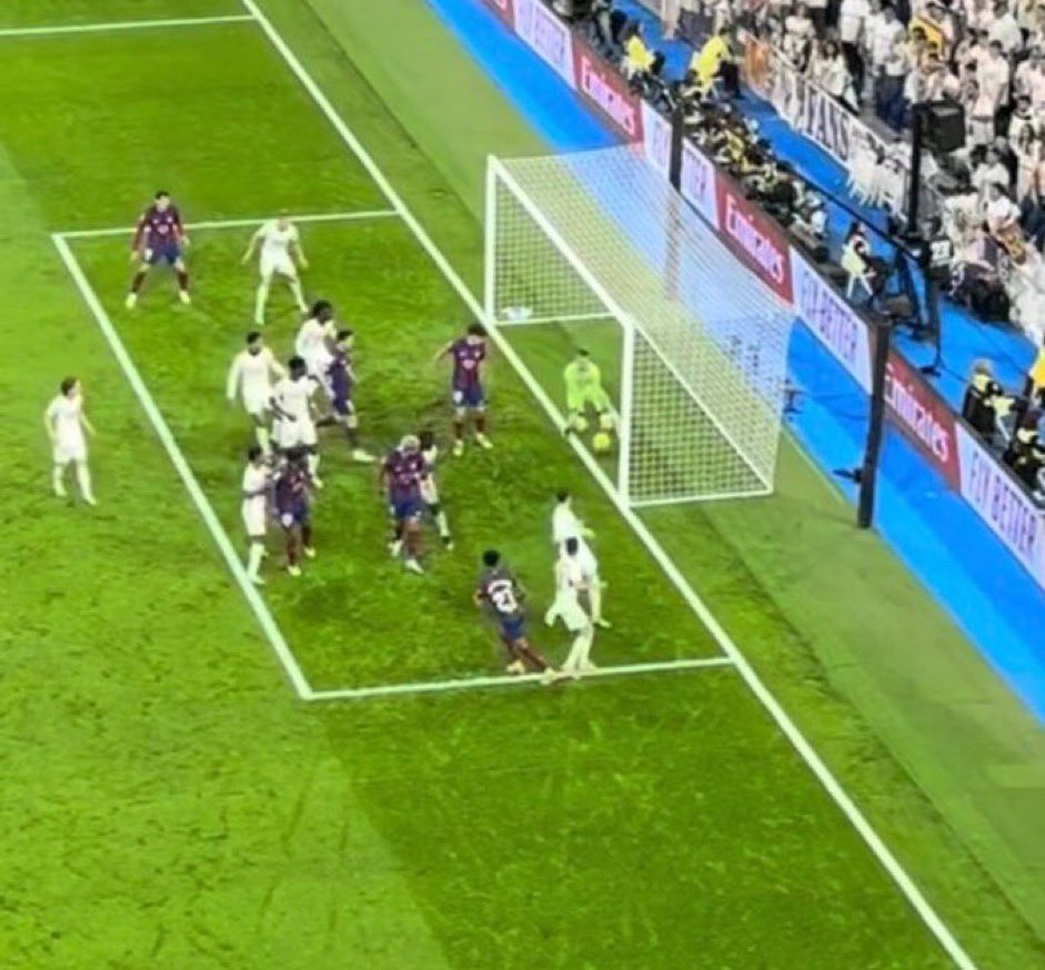 Cada vez tomas más claras... y es que la que se pasó ayer de espaldas ya se veía que el balón no estaba ni cerca de la línea, entró claramente.

¿Y el VAR no tenía estas imágenes <a href="/rfef/">RFEF</a> ?

Qué mal huele esto...