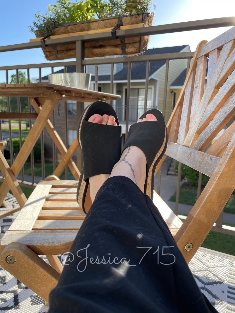 Jessica_715's tweet photo. Taking suggestions for a new album. 🥰let me know in the comments what kind of feet content y’all would like to see 👀

#sellingcontent #footfetısh #feet #FOOTFETİSH #SellingContent #Buymyfeetpics
#sweatysoles #ContentCreator https://t.co/CKXyTzSabh