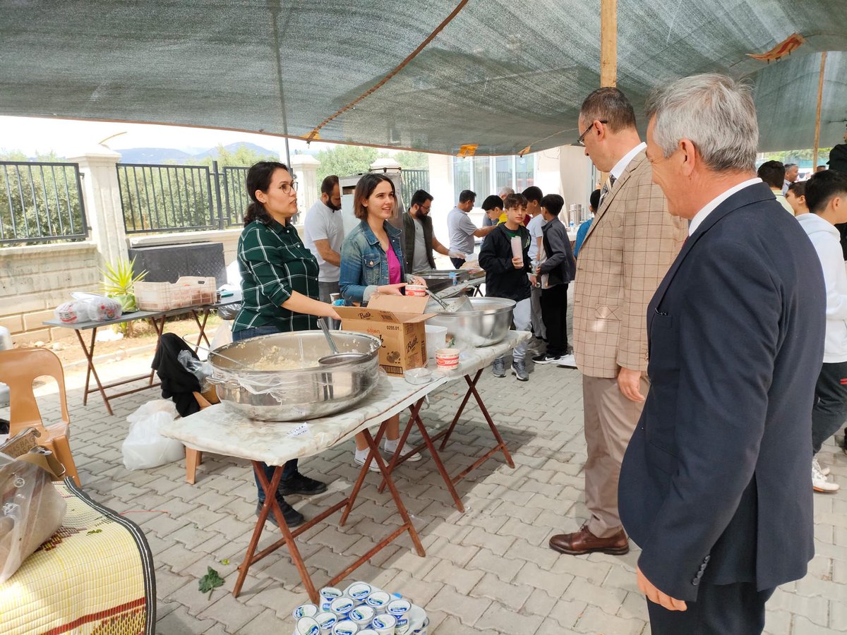 Kaymakamımız Sayın İsmail Hakkı ERTAŞ, Mehmet Akif Ersoy İmam Hatip Ortaokulu ve Anaokulu'nun düzenlediği kermes etkinliğine katıldı. @IHErtas #fethiyekaymakamlığı #fethiye