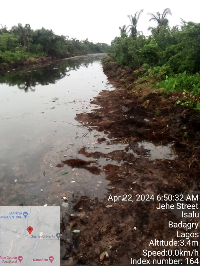 BREAKING: Lagos continues cleaning, dredging of drainages to curb flooding

The Drainage Maintenance Department from the Lagos Ministry of Environment has continued with the cleaning, maintenance dredging, and evacuation of silts from Aghelasho Primary Channel, Badagry.