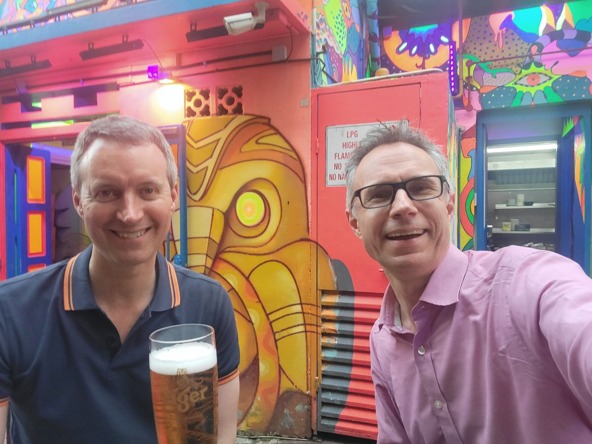 TimDPalmer's tweet photo. #Singapore with @OliSearle #ExternalExaminer @NAFA_SG 32degrees in the shade https://t.co/OdtVyg2d5W