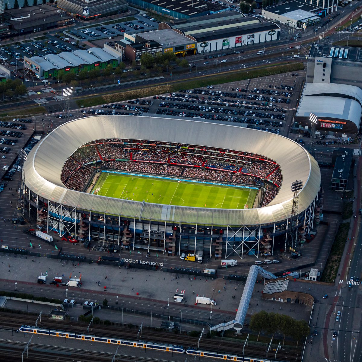 🏟️ | 𝑻𝑶𝑼𝑹 𝑿 𝑲𝑼𝑰𝑷 We kunnen niet door Rotterdam rijden en dan níet langs de Kuip gaan. De tweede etappe van het Grand Départ loopt in de finale langs het stadion van Feyenoord! 📸 RMIH/Guido Pijper
