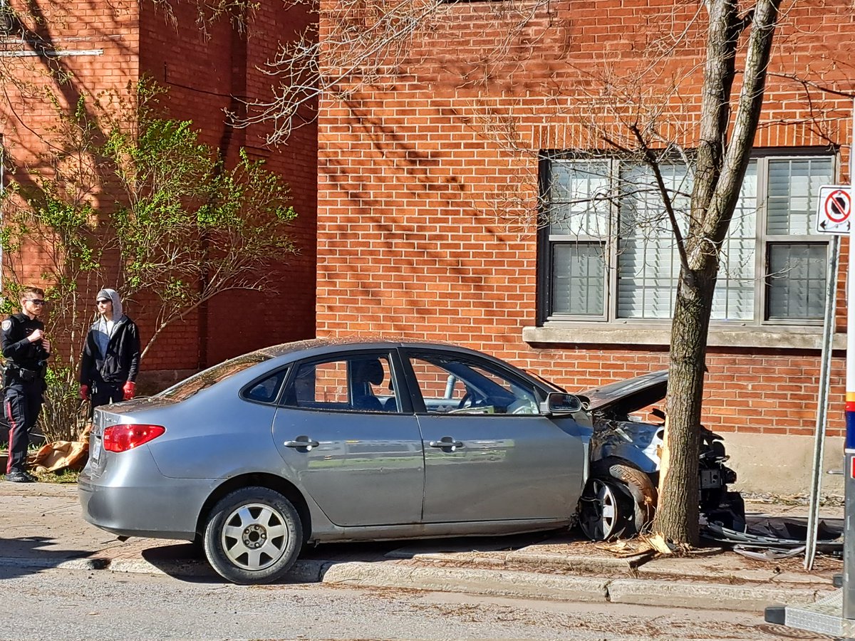 Hey #autowa, this morning, Kent & Flora. Right by a middle school, in a residential part of the hood. Kent is used as a speedway through Centretown/Downtown. It's more than time to act on it @ottawacity.