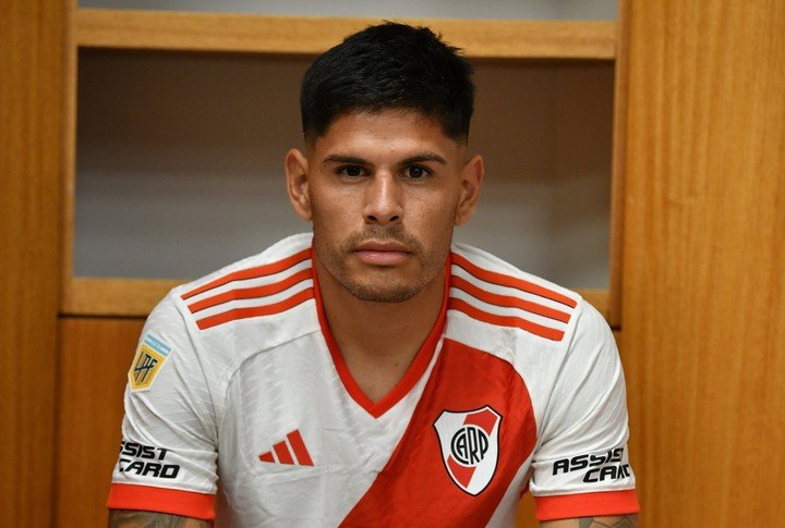 lauti_rioss's tweet photo. Personalmente yo creo que a Herrera tiene que comer un poco de banco

Pero les pregunto ustedes, a quien pondrían de lateral? A Boselii, a Sant'Anna?
Y si creen que no hay jugador para ese puesto, a quien traen en caso de necesitar un refuerzo? https://t.co/ZKySonrojq
