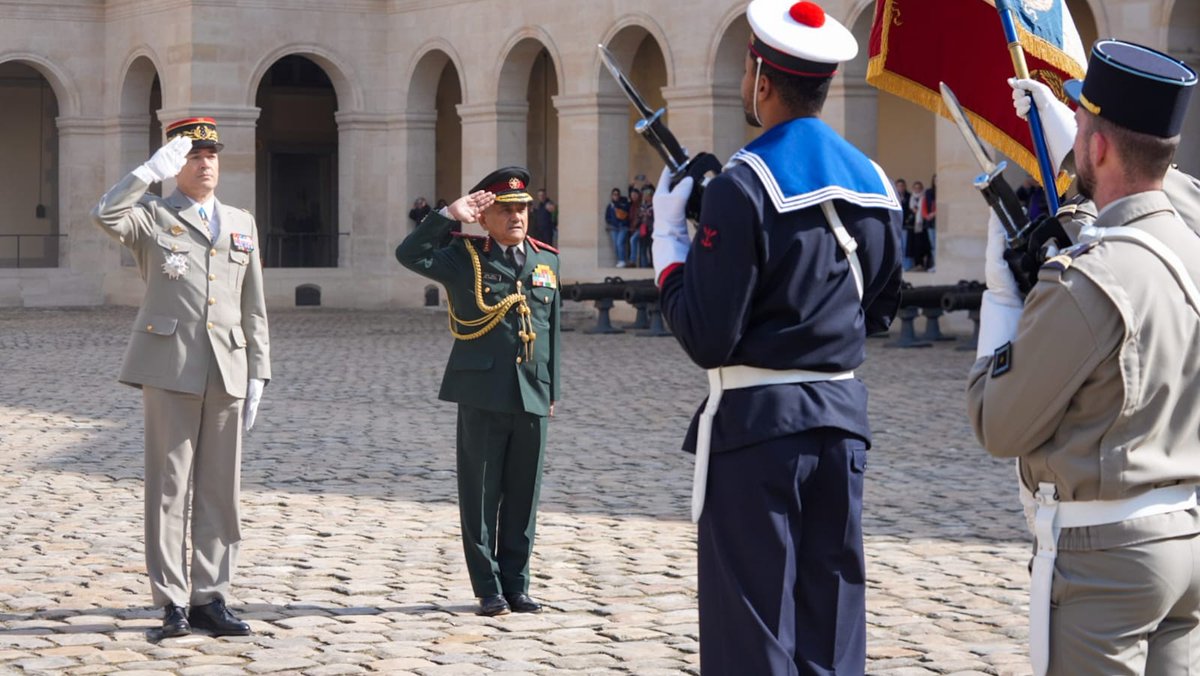 #IndiaFranceFriendship 🇮🇳 🤝🏼 🇫🇷 General Anil Chauhan, #CDS_India interacts with his French counterpart General Thierry Burkhardt, #CEMA_France. Both leaders exchanged views on bilateral #DefenceCooperation, mutual security concerns & enhancing military exchanges between both…