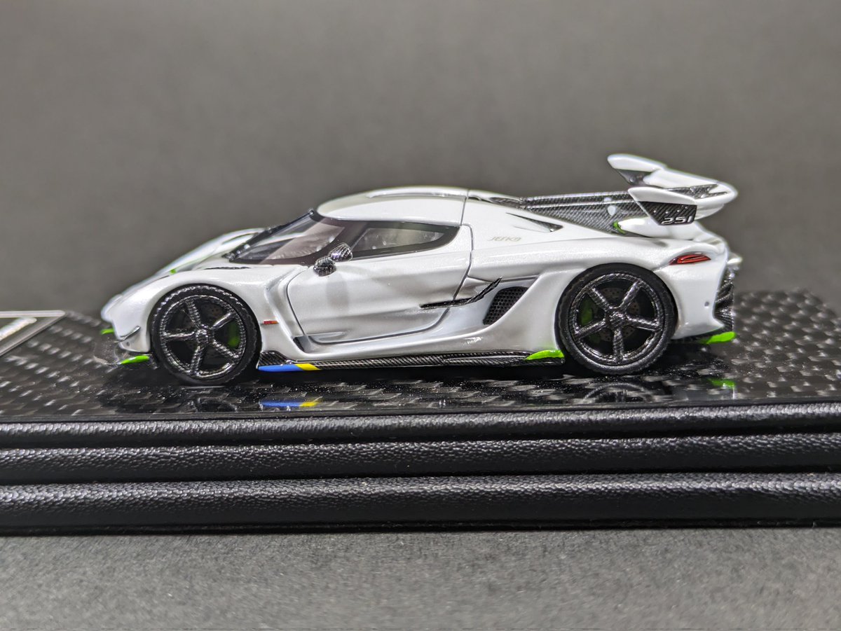 lokketarou's tweet photo. FrontiArt 1/64 koenigsegg Jesko
Regeraから台座の高級感が増してます。以前リリースされたAvanStyleの残念ポイントが改善され、プリントだったテールレンズが別パーツとなりディフューザーなどの黒いところはフルカーボンです。ホワイトレターが無いのが残念。
#ミニカー #FrontiArt #koenigsegg https://t.co/CQHTmk90y5