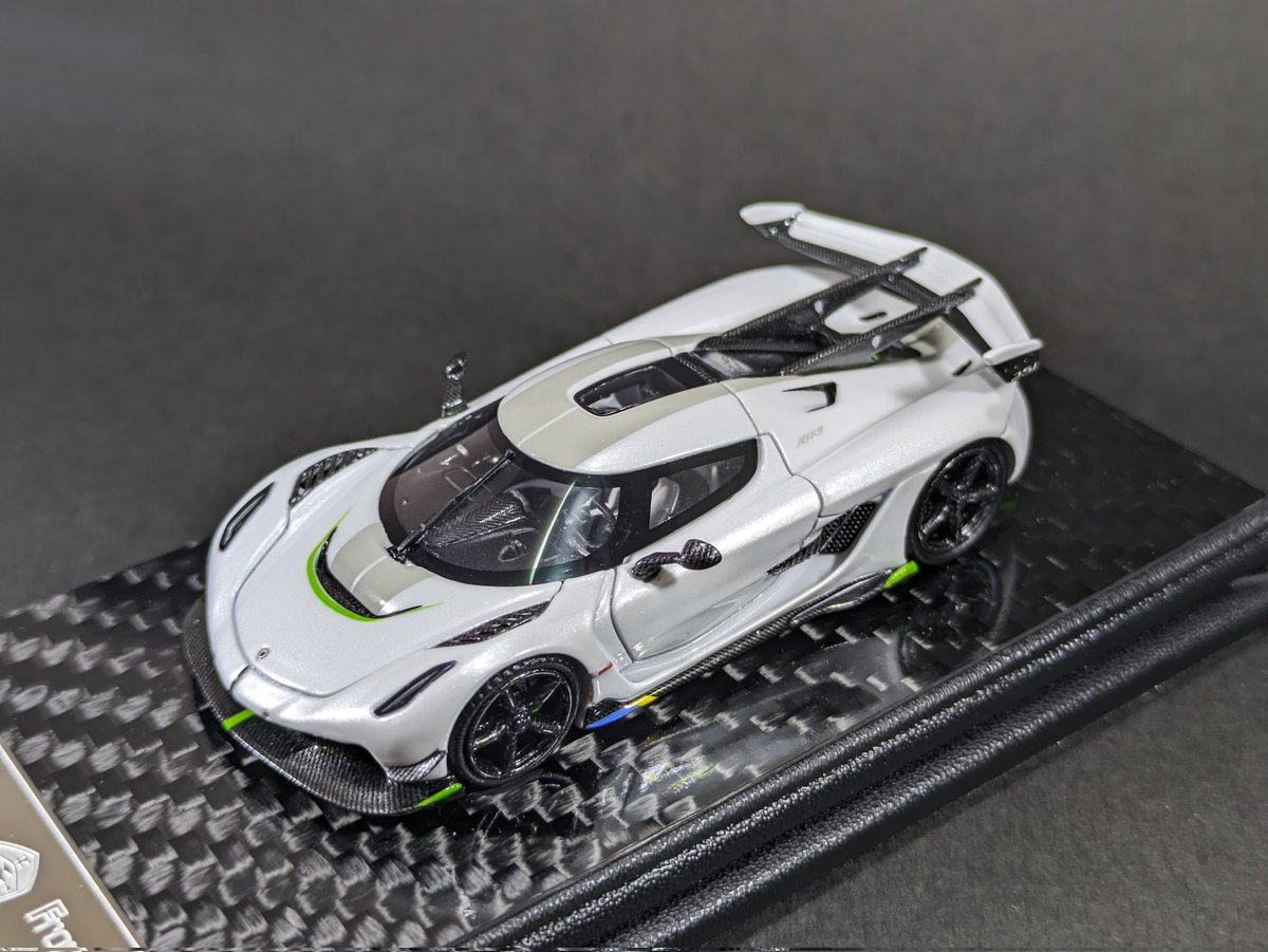 lokketarou's tweet photo. FrontiArt 1/64 koenigsegg Jesko
Regeraから台座の高級感が増してます。以前リリースされたAvanStyleの残念ポイントが改善され、プリントだったテールレンズが別パーツとなりディフューザーなどの黒いところはフルカーボンです。ホワイトレターが無いのが残念。
#ミニカー #FrontiArt #koenigsegg https://t.co/CQHTmk90y5