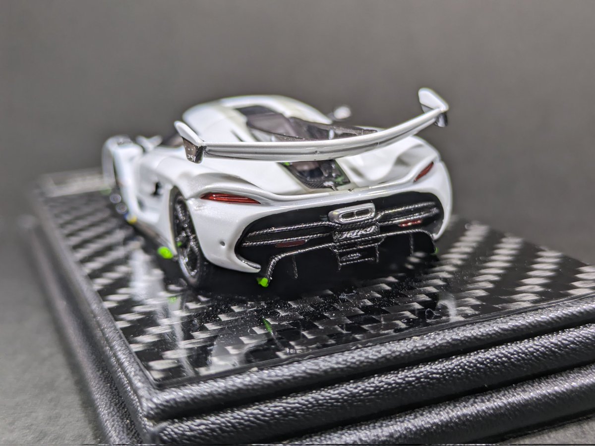 lokketarou's tweet photo. FrontiArt 1/64 koenigsegg Jesko
Regeraから台座の高級感が増してます。以前リリースされたAvanStyleの残念ポイントが改善され、プリントだったテールレンズが別パーツとなりディフューザーなどの黒いところはフルカーボンです。ホワイトレターが無いのが残念。
#ミニカー #FrontiArt #koenigsegg https://t.co/CQHTmk90y5