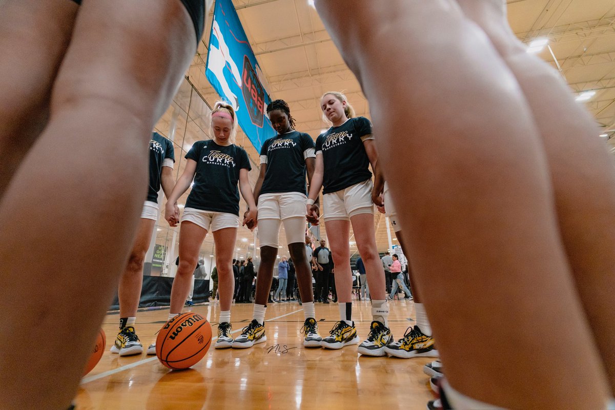 Being able to have these moments with my team and God before games is special. We trust and believe in each other… we’re different over here! 💛🖤 @TeamCurry #AlwaysUs