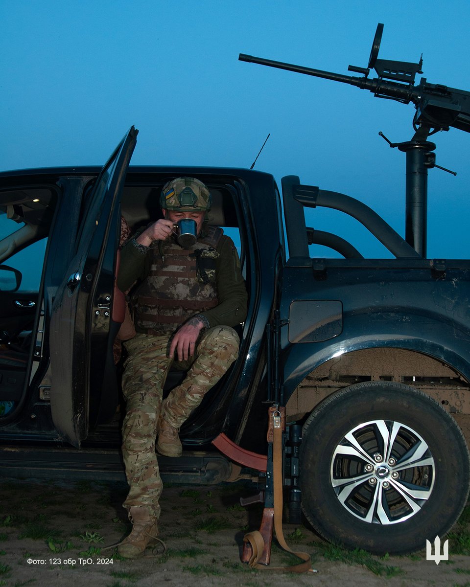 A quick coffee pit stop, and then hard work to protect the Ukrainian skies. 📷: 123rd @TDF_UA Brigade