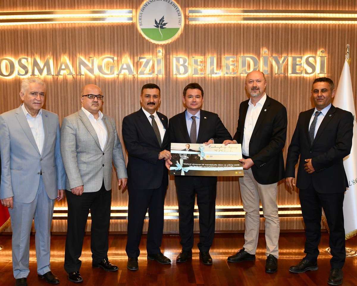 Milletvekilimiz Selçuk Türkoğlu , Osmangazi İlçe Başkanımız Şemsi Karaarslan , İl Yerel Yönetimler Başkanımız Özcan Özçelik ve İl Divan Kurulu Üyemiz eczacı Aykut Erpamukcu ile birlikte Osmangazi Belediye Başkanlığına seçilen Sn. Erkan Aydın’a hayırlı olsun ziyaretinde bulunduk.