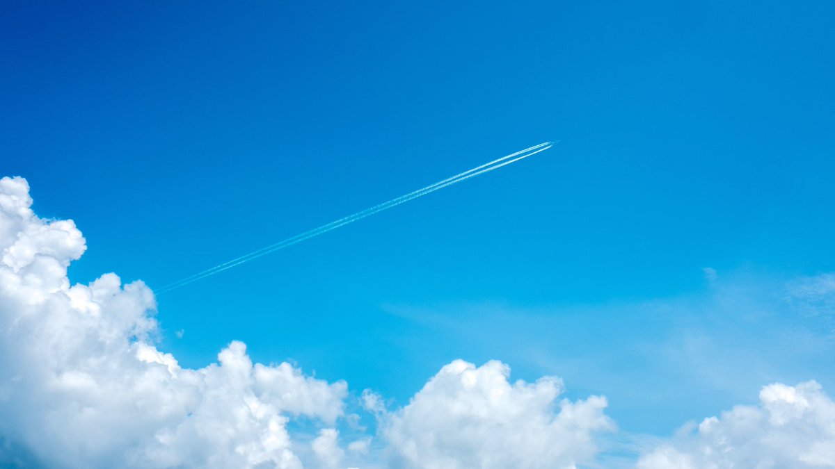 Sabias que, ajustando a quantidade de água potável 🚰 que transportamos em cada voo para cada rota e tipo de avião, reduzimos as nossas emissões de CO2 em nemos 222 toneladas por ano?🍃 #VoandoEco 

👉bit.ly/3VX0fzp
