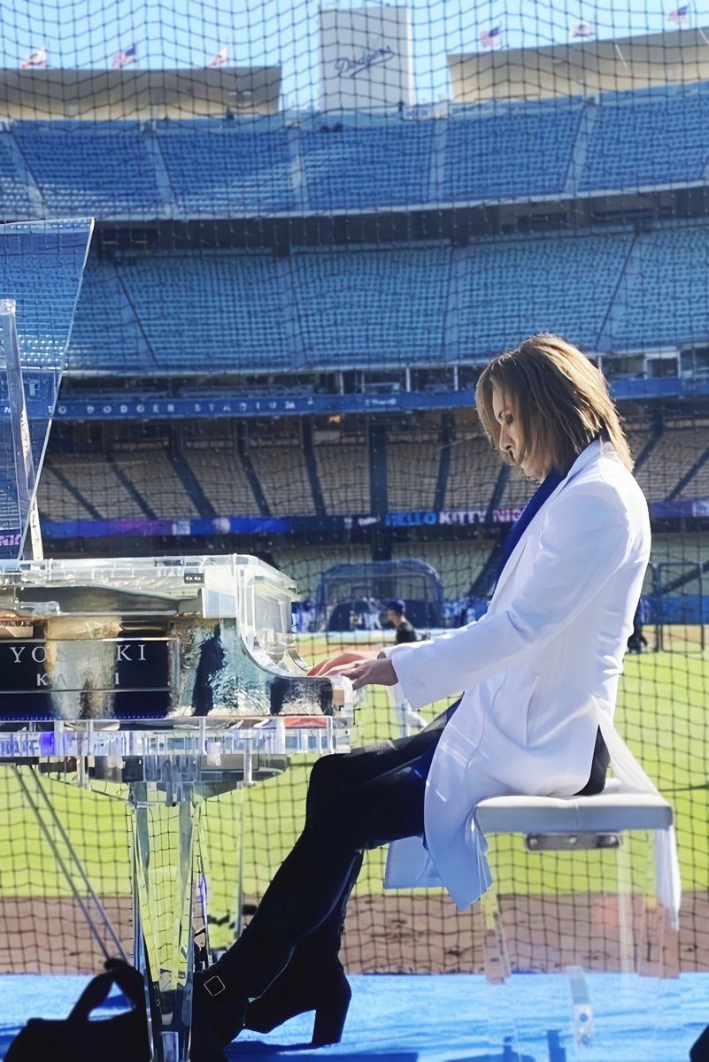 The piano prince🎹🌹 #YOSHIKI version is always so tender and unique, even he plays national anthem. It heals all the sadness and calms the anger. His performance made me moved.💙🤍 #DodgerStadium #NationalAnthem