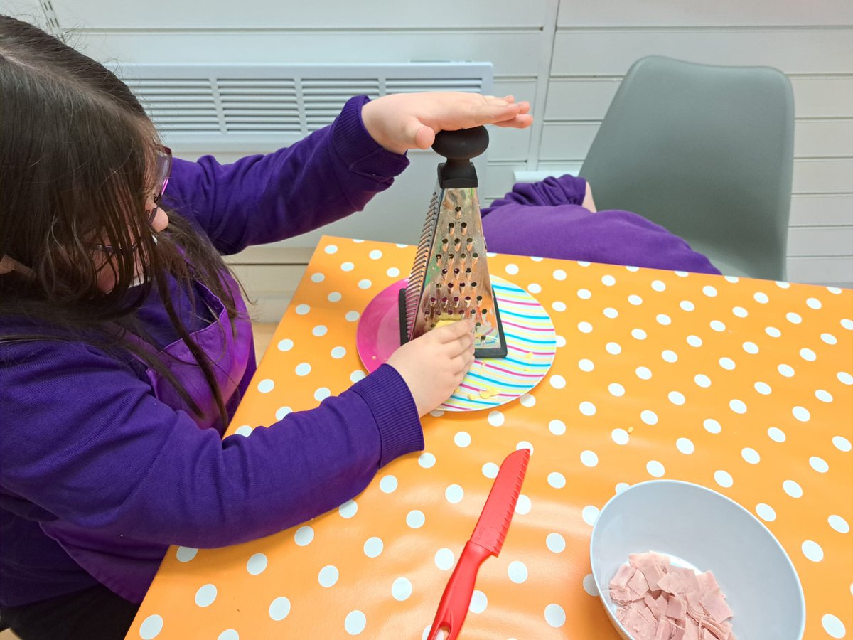 There was lots of excitement and fun at The Bosie this morning as children from Seafield PS made chocolate brownies and then pizza