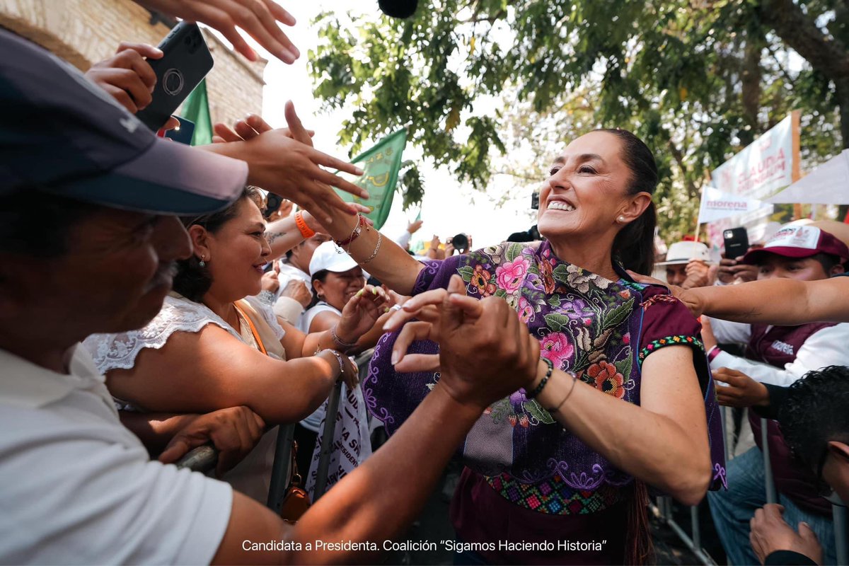 EstadoMX_'s tweet photo. Vía @Claudiashein 

En Comitán de Domínguez, Chiapas junto con Eduardo Ramírez, próximo gobernador de este estado por la coalición Sigamos Haciendo Historia, hablamos de desarrollar en el sur de Chiapas un Polo de Bienestar, vinculado con un ramal del Tren Interoceánico que llegará hasta Guatemala y Puerto Chiapas. Tomando en cuenta siempre la participación activa de los pueblos indígenas a partir de la reforma constitucional que se ha enviado al Congreso. Gracias Comitán. Amor con amor se paga.