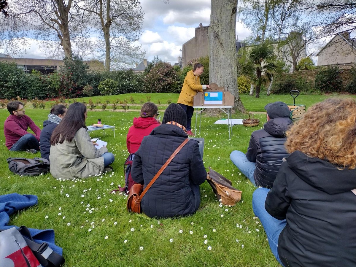 Canope_DTBPL's tweet photo. Aujourd'hui à Guingamp formation "Grandir dehors et avec la nature" à destination des enseignants du second degré au soleil ☀️. Aude, animatrice nature présente le @REEBfil avec un kamishibai comme support de la formation !
Merci à tous les enseignants présents !
@canope_22 https://t.co/SufSUwgPjJ