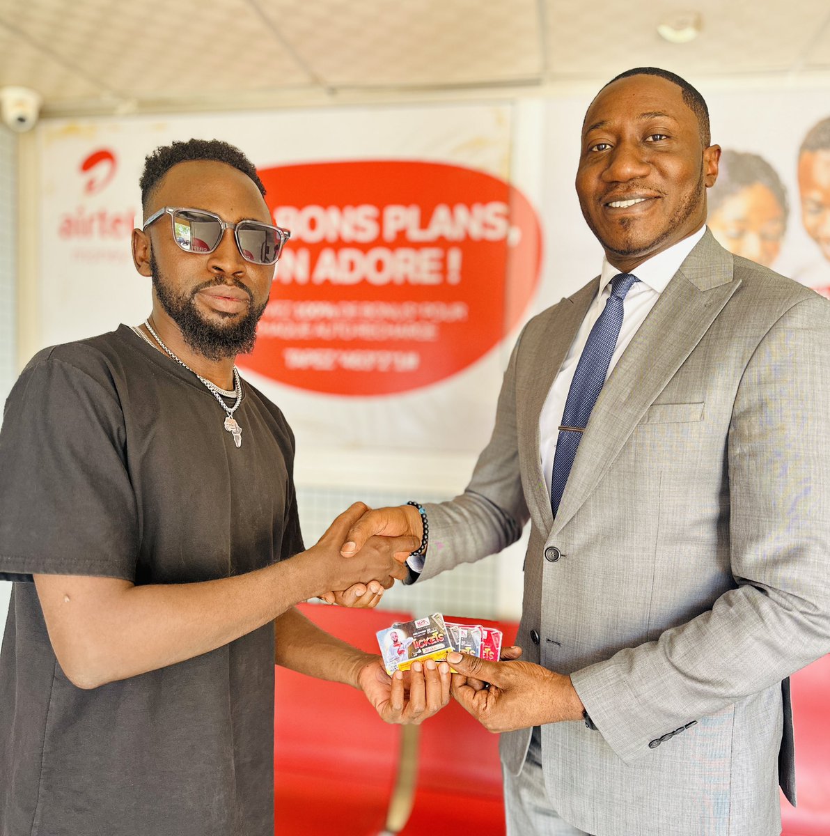 L'incarnation de la gentillesse en personne.
Un grand frère que la nature m'a donné , il m'a toujours assisté et a toujours soutenu chacun de mes projets et a décidé cette fois ci encore d'être à mes côtés pour célébrer mes 10 ans de carrière. <a href="/BachirBeidari/">Mr. B said…</a> Merci beaucoup.