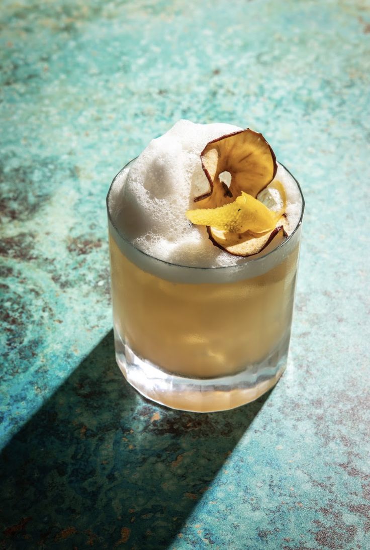 Boost your cocktail game with this apple and honey sake sour. Shaking sake, apple juice, lemon juice, and a touch of honey syrup over ice, this cocktail is the perfect balance of sweet, tart, and citrusy notes. It's topped with a twist of lemon zest and… dlvr.it/T5rh5r