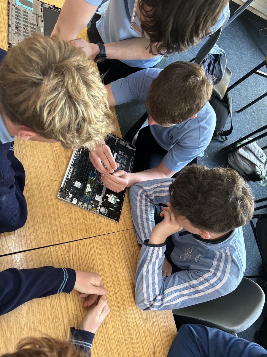 TY B have been learning about the make up of the computer, today they took apart laptops too get a hands on learning experience following their presentations <a href="/RcsDeis/">RCS DEIS</a> @Ramsgrange_CS <a href="/RCS__Science/">RCS Science</a> @rcs