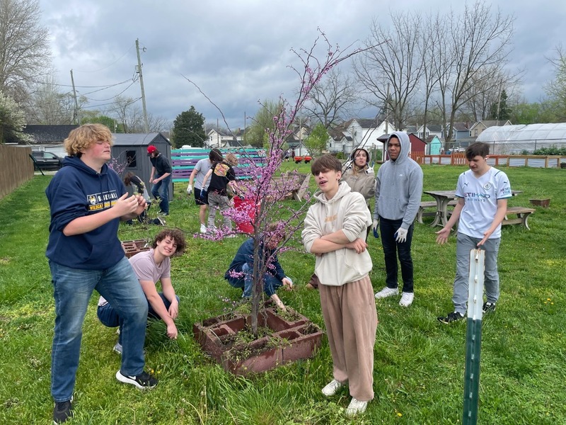 PflaumerGISA's tweet image. Students traveled to Snyder Park and to Springfield Promise Garden, not just to learn more about the content being discussed in class but also to actively contribute to their community through service work! Happy Earth Day!