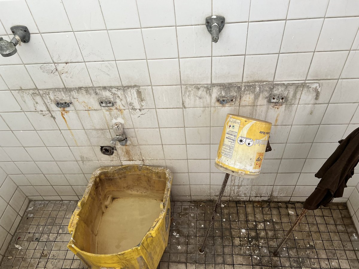 SandraMalaveH's tweet photo. @dcabellor estos son los baños del área de hospitalización del hospital José Maria Benítez de la Victoria edo Aragua https://t.co/rQlGTzRhcy
