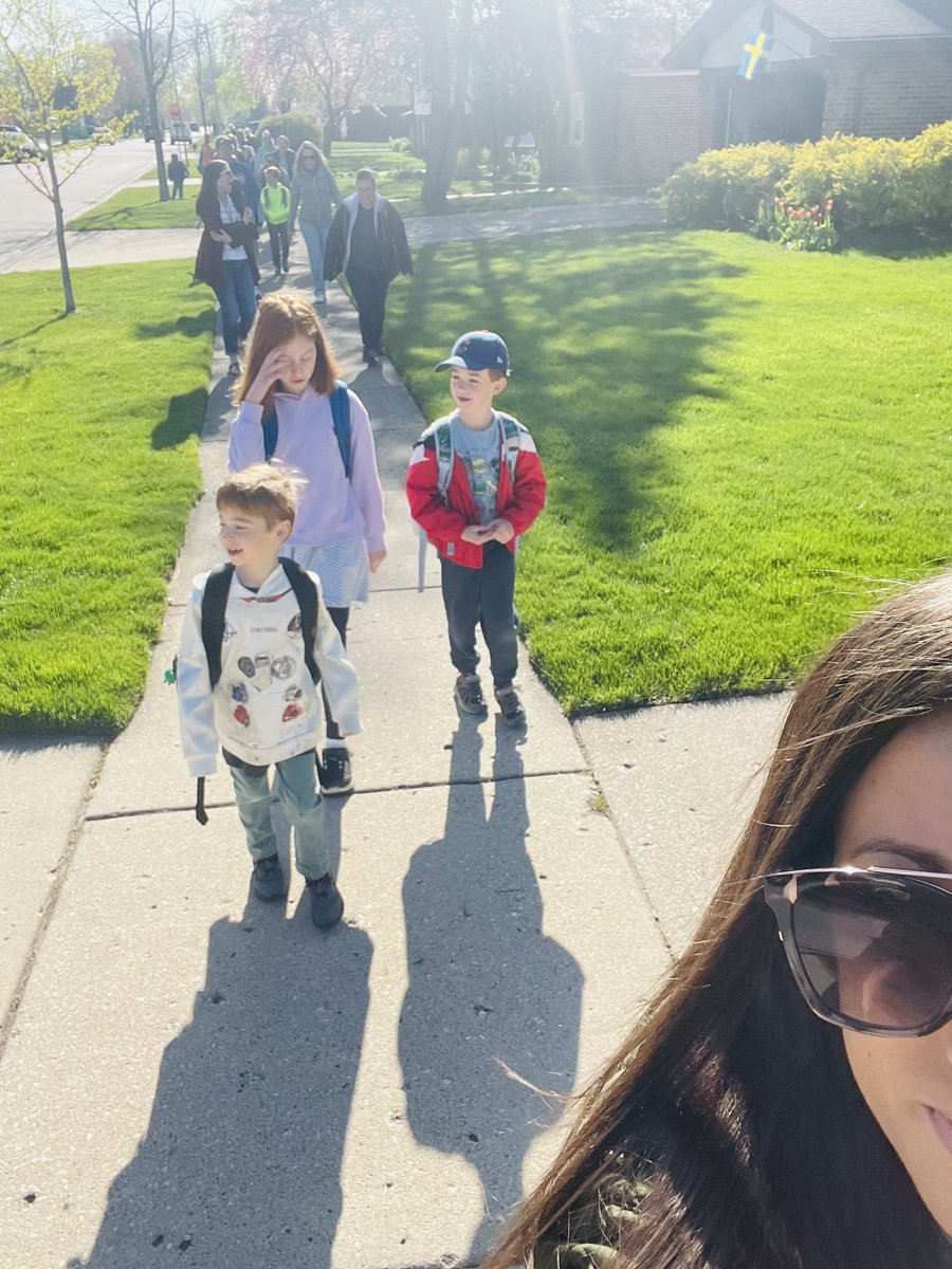 A beautiful morning for Walking School Bus to celebrate Earth Day!! ☀️🌎🤍 #ivyhillleague @mrstazi1 @Mrs1McFarland @MsDillonIvyHill @MissDombrowski2