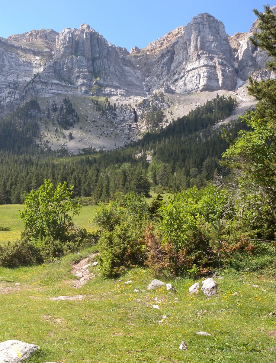 Feliç Dia de la Terra! 🌎 El respecte per l'entorn natural i tota la seva biodiversitat és imprescindible. Quan vinguis a gaudir de la muntanya recorda que cal protegir l'entorn i deixar-ho tot net 🌱