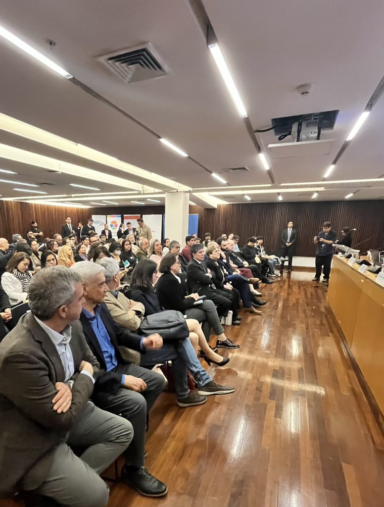 🟢 Seminario | Seguimos en el Panel 'Enfrentando las nuevas violencias en América Latina: reflexiones para Chile' con los expositores Dr. Ignacio Cano, Dr. Marcelo Bergman, Dr. Hugo Frühling y Dra. Lucía Dammert. Modera el Director Ejecutivo de @fundacionchile21, Daniel Grimaldi