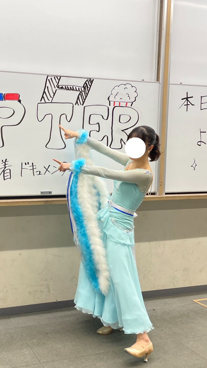 【スタンダードドレスレンタル🐣】
着用者:156cm

水色×白のアナ雪ドレス❄️🤍
両手のリボンと左右2本ずつあるマラボーがよく舞いフロアで映えます🧚(写真4枚目以外は白いマラボーしか着用していないverです)
スカートが軽いため踊りやすいのもポイントです👗✨

付属品：マラボー(水色・白)、リボン