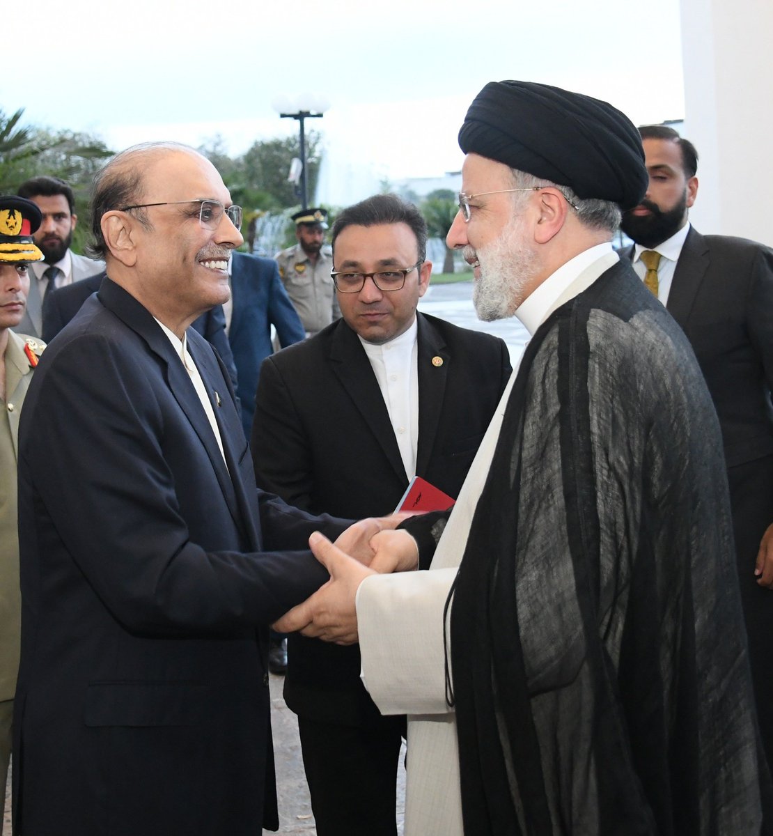 Honoured to welcome my brother, @raisi_com, President of Iran. We expressed satisfaction at the trajectory of bilateral ties & agreed to further strengthen our dialogue & cooperation to reinforce existing ties. Pakistan and Iran are bound by common religion, history & culture.