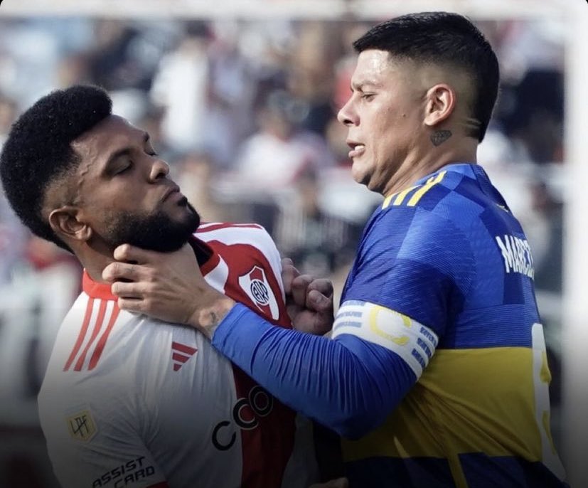 El capitán de Boca mantiene su estadística: NUNCA perdió contra River ESTANDO en cancha. La expulsión a los 15' en 2021, para mí, hace al dato: fue el único Súper en el que con él desde el arranque Boca cayó, y justamente se quedó sin él.

• 7 jugados: 5 VICTORIAS (con 3