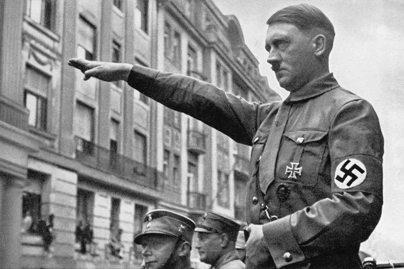 Hitler'in doğduğu eve beyaz güller bırakan 4 Alman vatandaşı gözaltına alındı 🔴4 Alman vatandaşının, Nazi diktatörü Adolf Hitler'in doğum yıldönümünde Avusturya'nın batısında doğduğu eve beyaz güller bırakırken yakalandı. Polisler tarafından yakalanan Alman vatandaşlarından