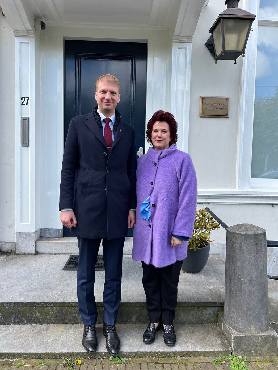 Ar Latvijas vēstnieci Nīderlandē Solvitu Āboltiņu.