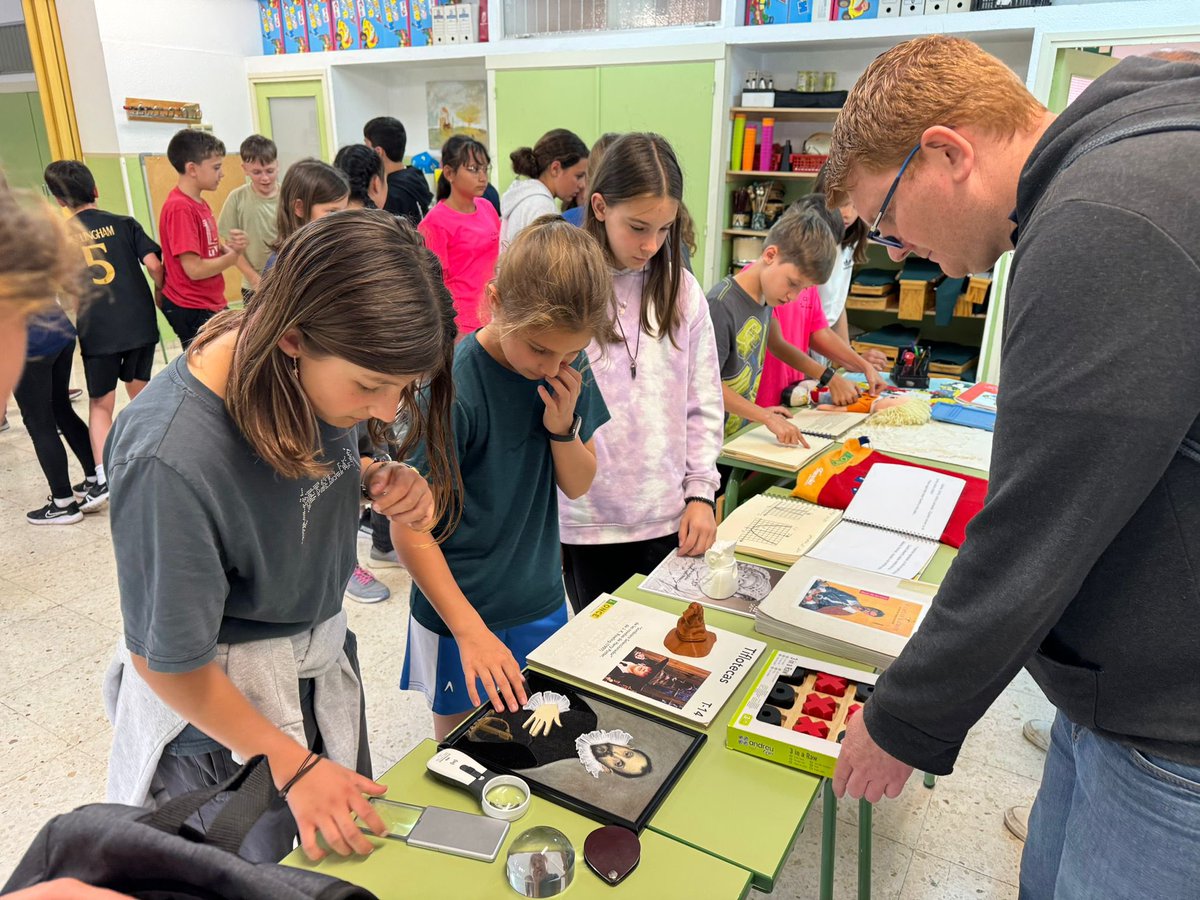 5° y 6° PRIMARIA 😎❤️👨‍🦯
Los mayores del colegio han asistido a una charla sobre las personas con discapacidad visual. Historia del braille, máquina Perkins, autonomía de personas con discapacidad visual, y un sinfín de cosas 😊
#SOMOSSANPABLO
#SUPERANDOBARRERAS
#SEMANACULTURAL