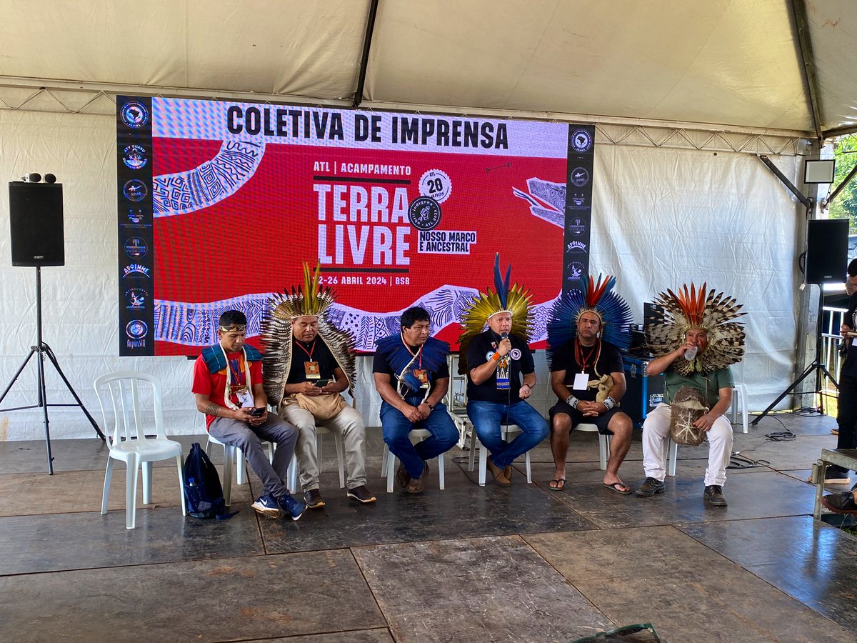 acompanhando pela @agenciapublica c/ @anjosannab o início do Acampamento Terra Livre, maior evento indigena do país. O tema desse ano “Nosso marco é ancestral” é repúdio à tese jurídica do “marco temporal” que já foi desmontada e declarada inconstitucional pelo STF.