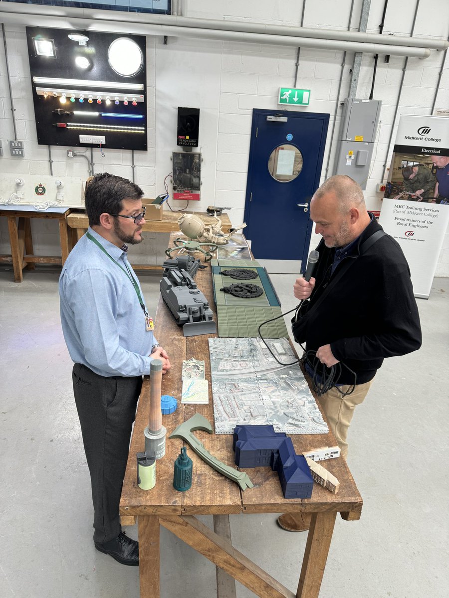 During @almurray’s visit here at Brompton, he was provided a tour of the Barracks where he met a variety of staff at 1 RSME, to tell him more about the Corps 💪 @RE_Hist_Society @Inst_RE #royalengineers #MilitaryHistory