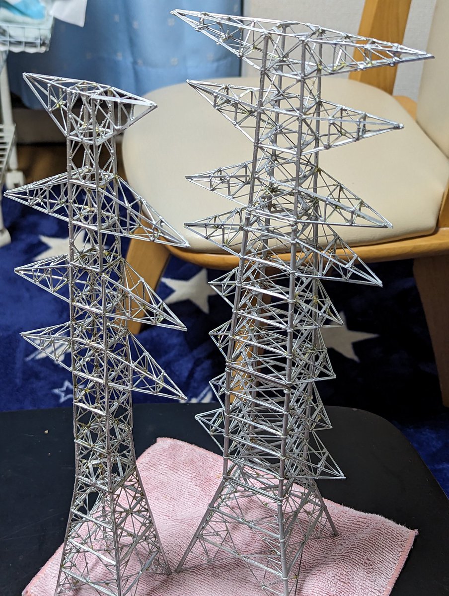 19600120g's tweet photo. 久しぶりの鉄塔製作です。今回は、シルバー塗装の仕様で作業を進めています。鉄塔にもいろいろな形や塗装があるので面白いですね。 https://t.co/dxaDM3ZxrI