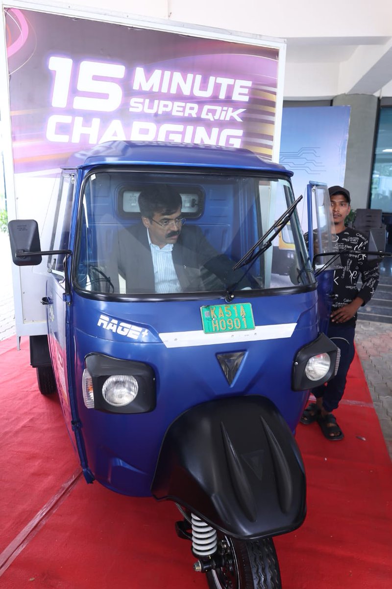 Sri K.P. Rudrappaiah, MD, #KREDL examined the Omega Seiki 3-wheeler #EV, a hydrogen-based vehicle which is presently undergoing trials in #France. This underscores Karnataka’s dedication to exploring and endorsing sustainable transportation solutions. #Sustainability #EarthDay24