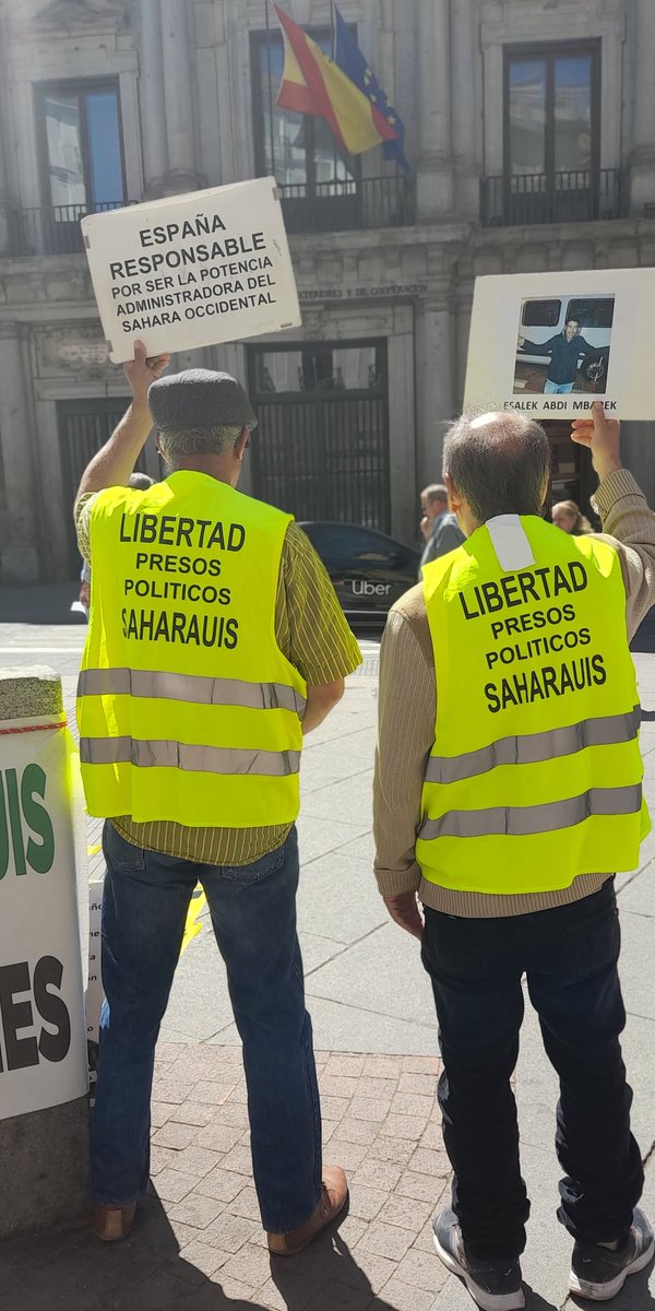 contramutis's tweet photo. @sanchezcastejon y @jmalbares intervienen en defensa de los #DDHH de los palestinos, los que niegan al #pueblosaharaui, que padece la represión de Marruecos en el #SáharaOccidental. Ante el #MAECgob, por la libertad de los presos políticos saharauis en cárceles de marroquíes. https://t.co/4CRRE1toKP