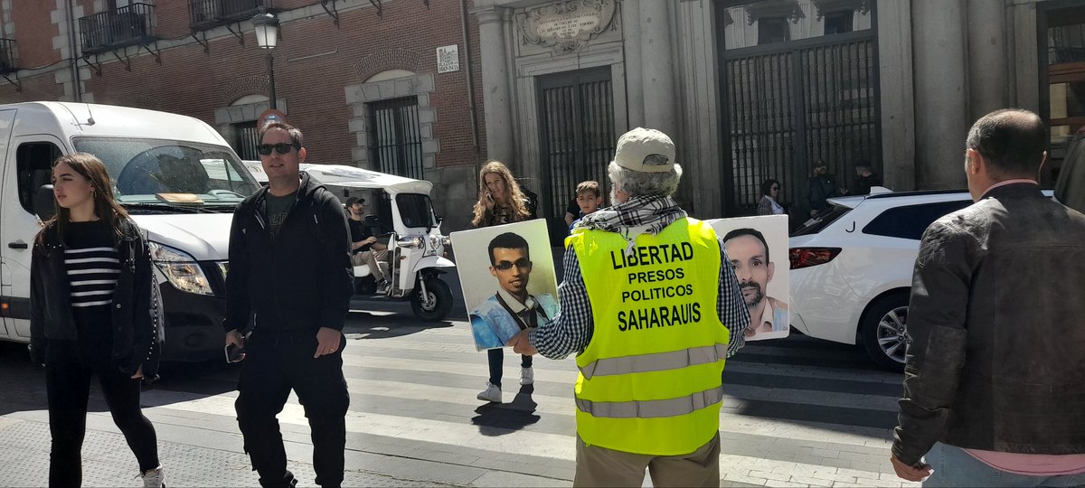 contramutis's tweet photo. @sanchezcastejon y @jmalbares intervienen en defensa de los #DDHH de los palestinos, los que niegan al #pueblosaharaui, que padece la represión de Marruecos en el #SáharaOccidental. Ante el #MAECgob, por la libertad de los presos políticos saharauis en cárceles de marroquíes. https://t.co/4CRRE1toKP