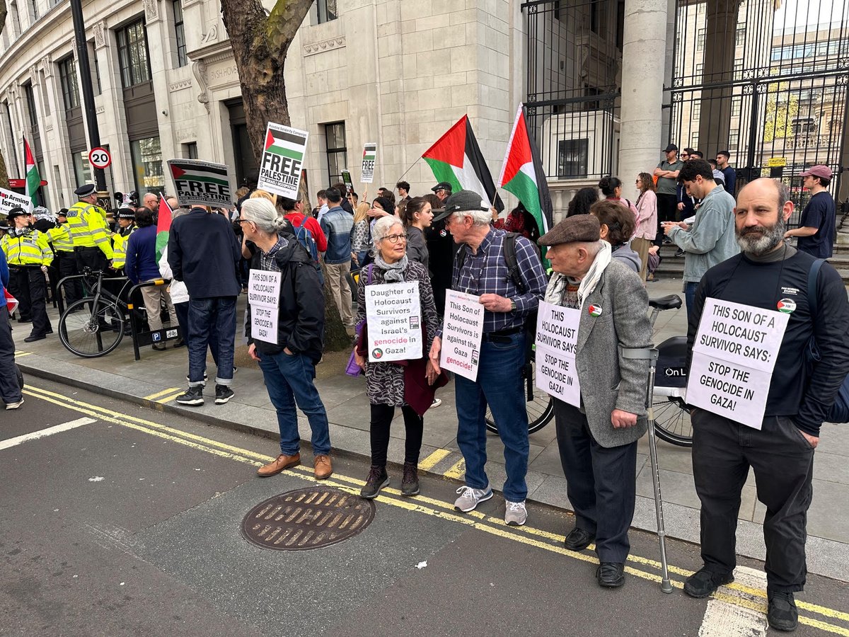 A group of Holocaust survivor descendants was very close to Falter's videoed interactions w/Met. According to one of them, marchers assumed Falter's group was pro-Israel because they were surrounded by police & the march had just passed another group of loud pro-Israel protesters