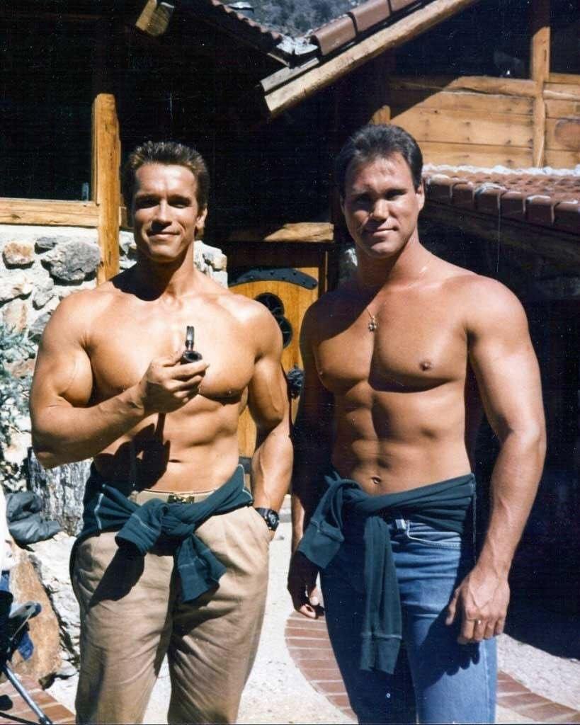 @historyinmemes Peter Kent worked as Arnold Schwarzenegger’s stunt double in several iconic films throughout the 1980s and 1990s, including Terminator and Predator.