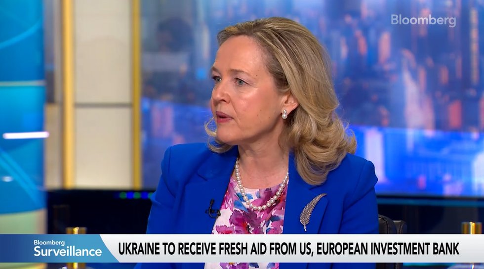 'Ukraine should not be forgotten' EIB President @NadiaCalvino tells Bloomberg TV @bsurveillance presenters @ferrotv @lisaabramowicz1 @annmarie in New York. 📺Watch the interview ➡️bit.ly/3U8nwvY