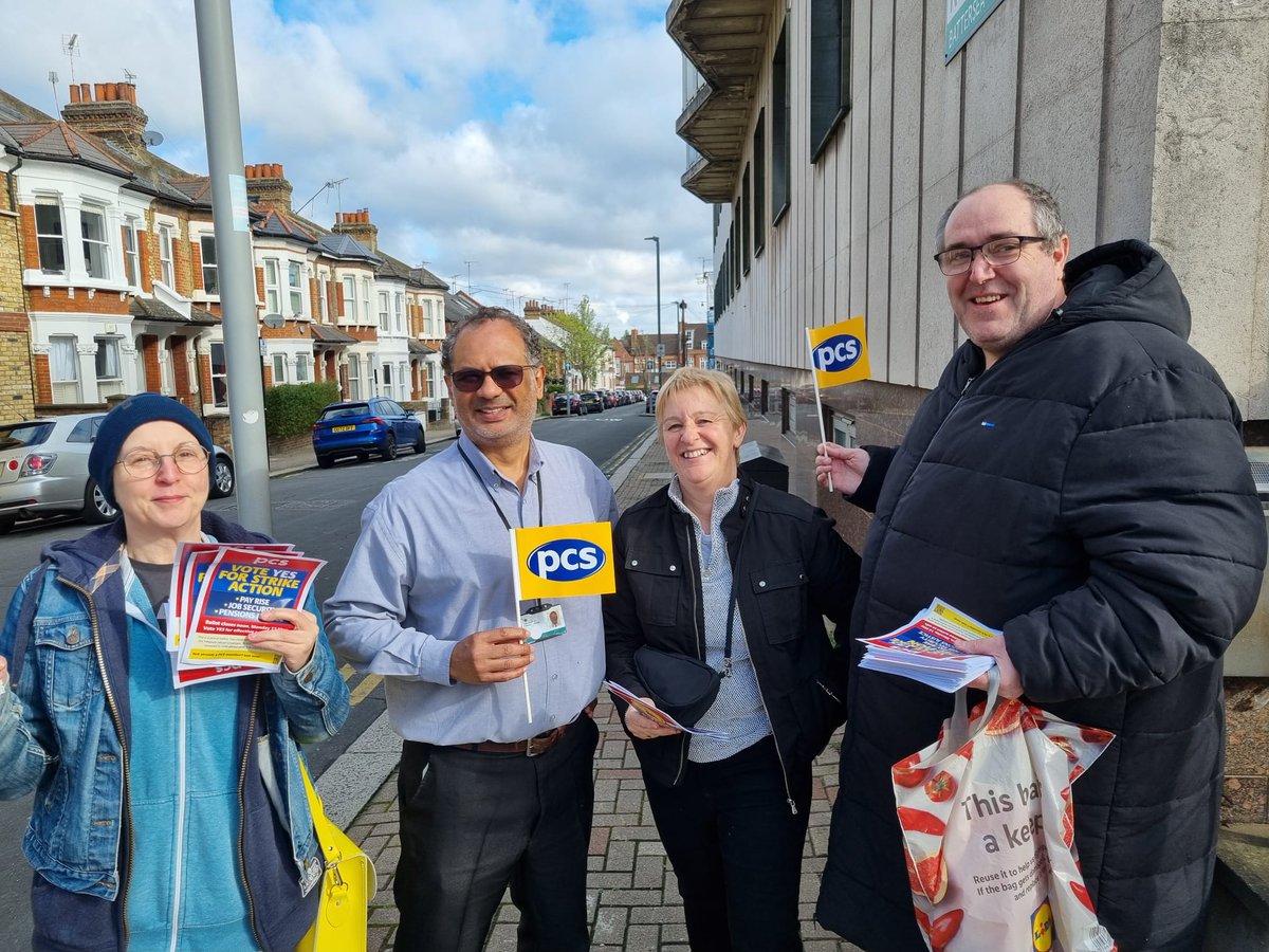 A big shout out to MOJ members Jackie, Ros, Karl and Ian who have been leafleting workplaces to #GetOutTheVote at HM Courts & Tribunals Service #Solidarity #PCSVoteYes #HaveYourSay #PopItInThePost